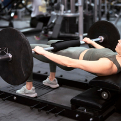 Hip thrust, przysiady czy wykroki – co najlepiej działa na pośladki?