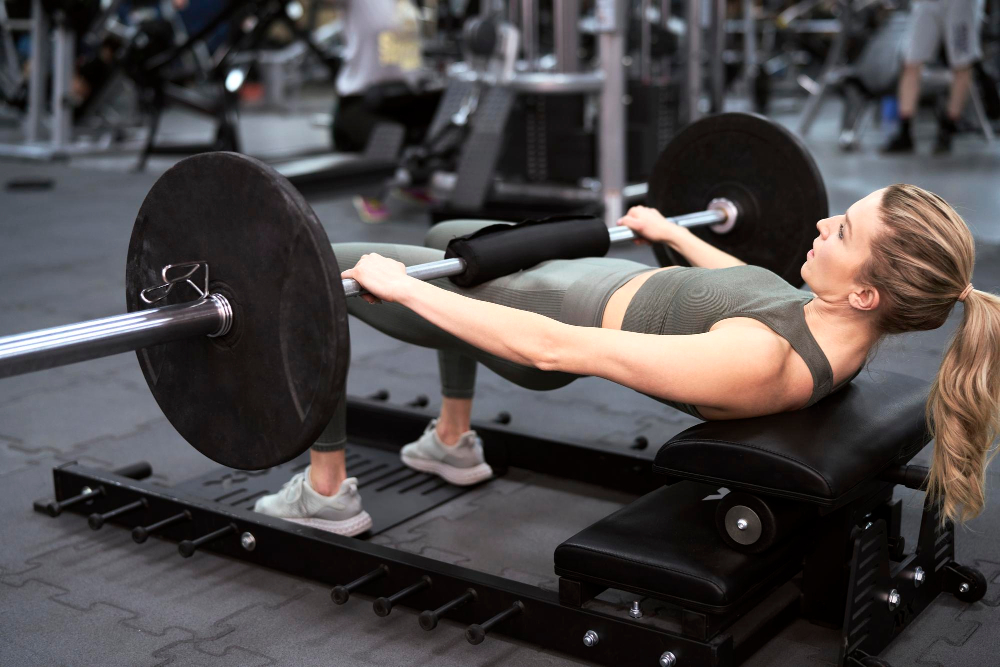 hip-thrust Hip thrust, przysiady czy wykroki – co najlepiej działa na pośladki?